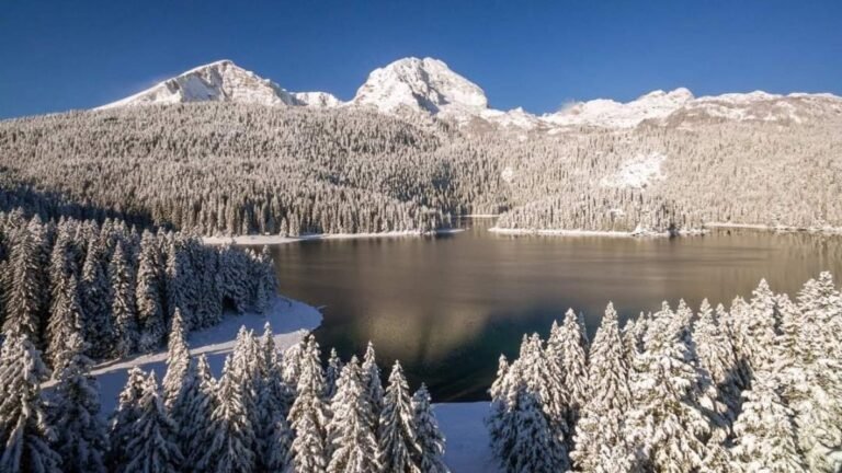 Crno jezero – najveće i najpoznatije jezero Durmitora podno planinskih vrhova