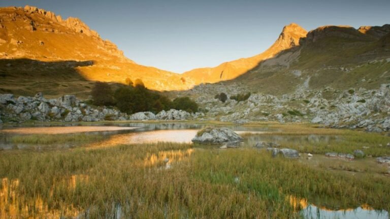 Srablje jezero na Durmitoru usred kamenjara i planinske tišine